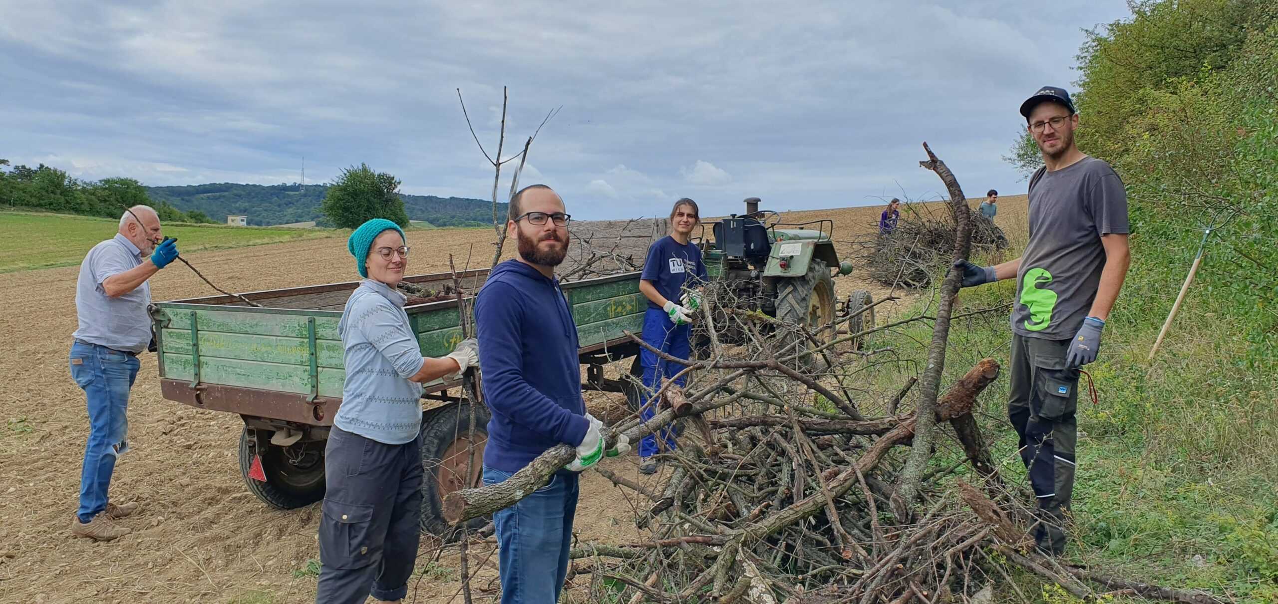 Volunteers-auf-Weinviertler-Trockenraseninseln