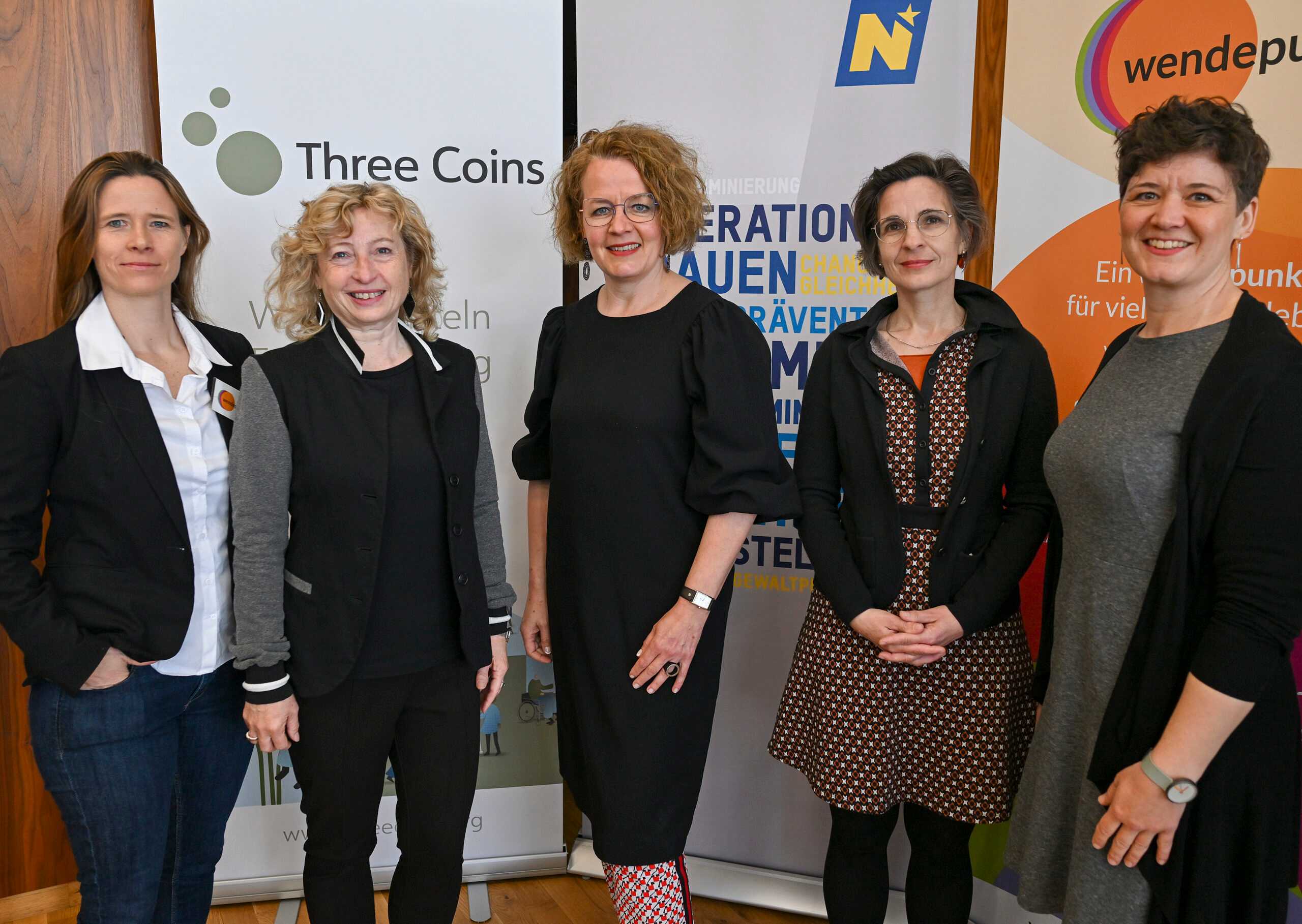 NÖ Programm Geldheldinnen - vlnr.:Elisabeth Cinatl, Verein wendepunkt - Projektleitung Eva Prischl, 3. Präsidentin des NÖ Landtags Claudia Prudic, Verein wendepunkt - Projektpartnerin Lena Gugenberger, Sozialunternehmen Three Coins – Projektpartnerin