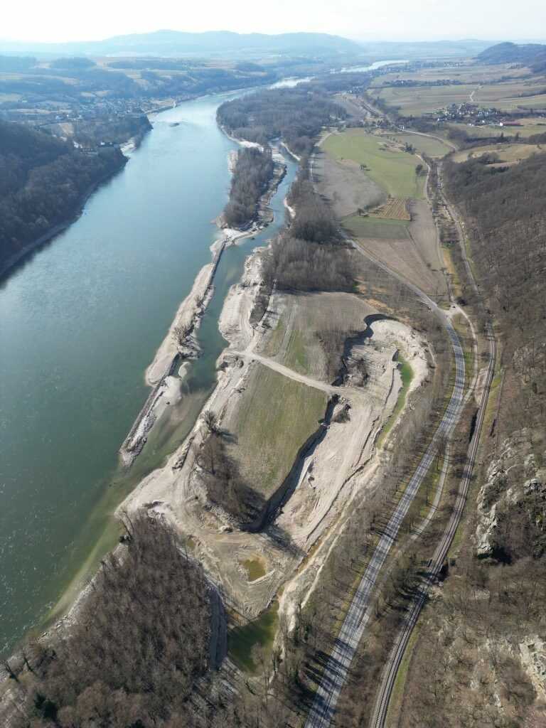 Unterer Abschnitt zukünftige Altarmstruktur (Ochsengraben) und Grimsinger Donaunebenarm, Stand Frühjahr 2025 © Drohnenaufnahmen Land NÖ, Abt. WA3, Johann Nesweda, Februar 2025.jpg