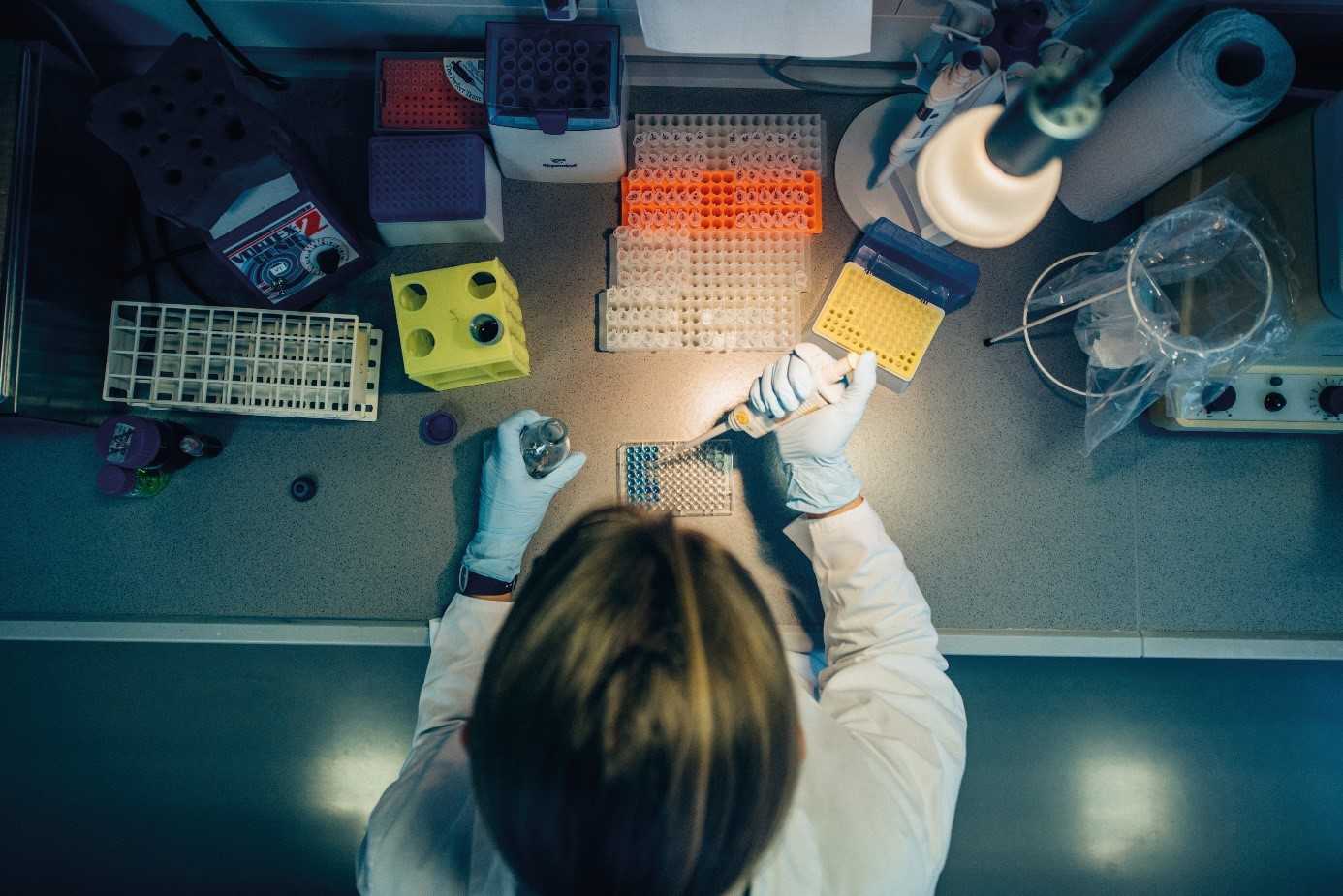 Das Foto zeigt eine Chemikerin bei der Arbeit.